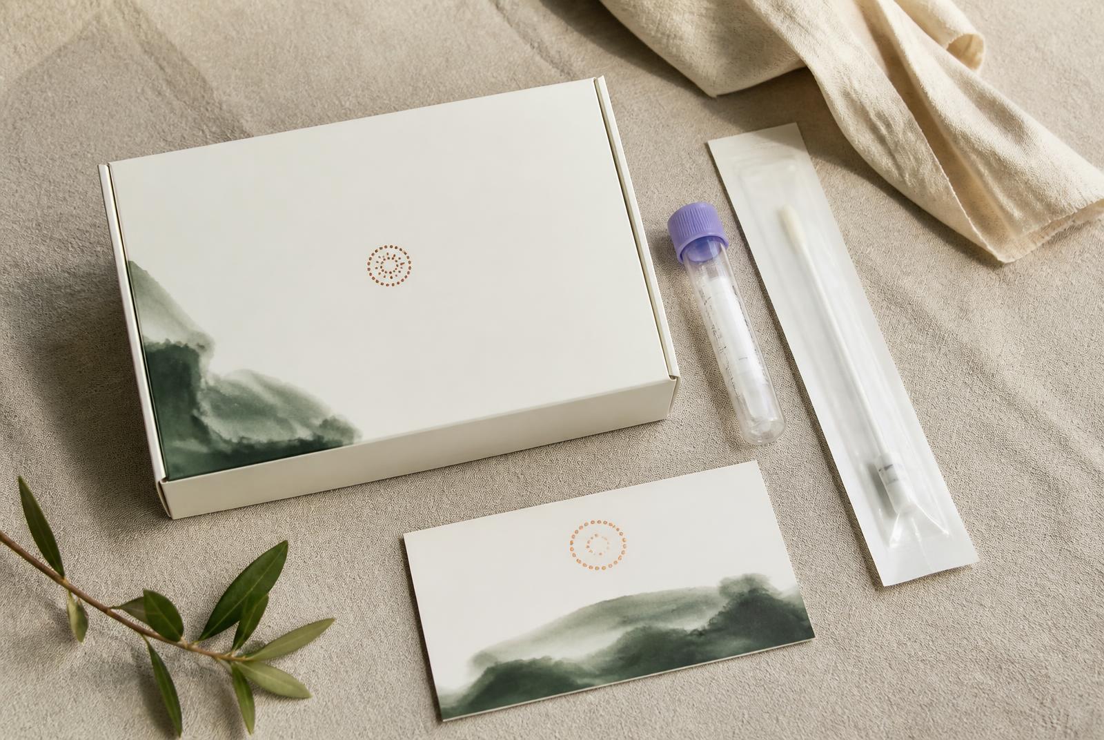 Afnameset van de JorClinic darmmicrobioomtest met monsterbuisje, swab en instructiekaart